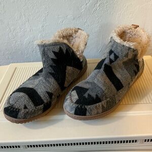 Dearfoams women’s Gray Patterned Slippers size 11